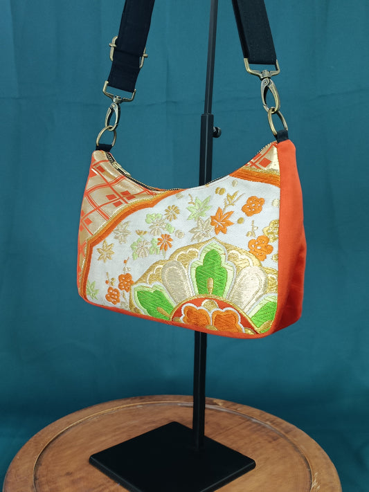 Sac baguette unique en tissu japonais vintage (obi). Fait main en France. Élégance, symboles japonais et upcycling textile.