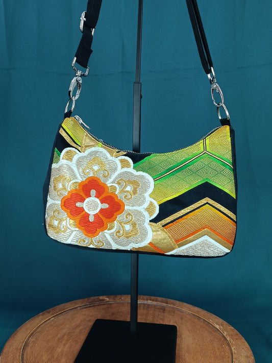 Sac baguette unique en tissu japonais vintage (obi). Fait main en France. Élégance, symboles japonais et upcycling textile.