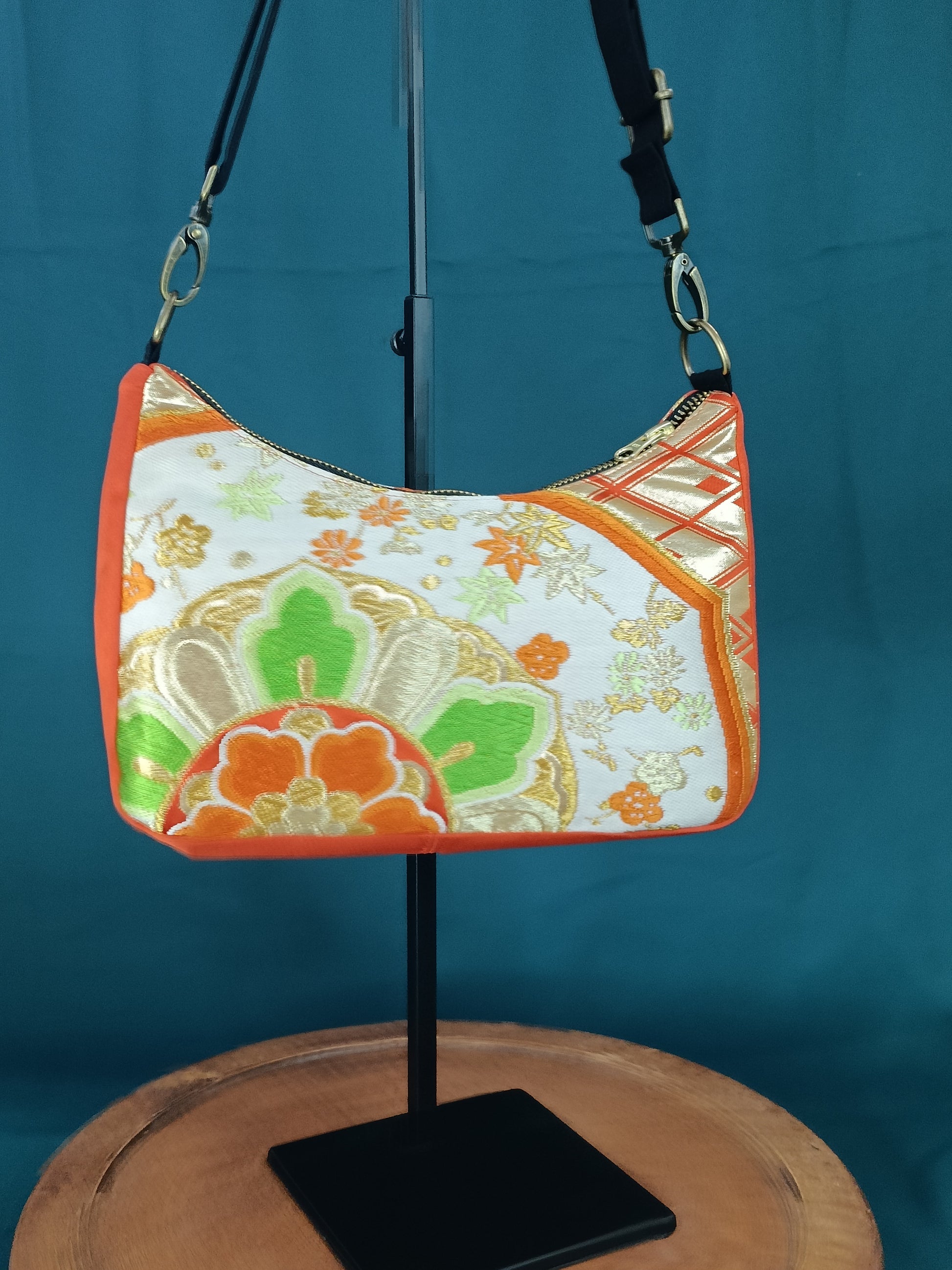 Sac baguette unique en tissu japonais vintage (obi). Fait main en France. Élégance, symboles japonais et upcycling textile.