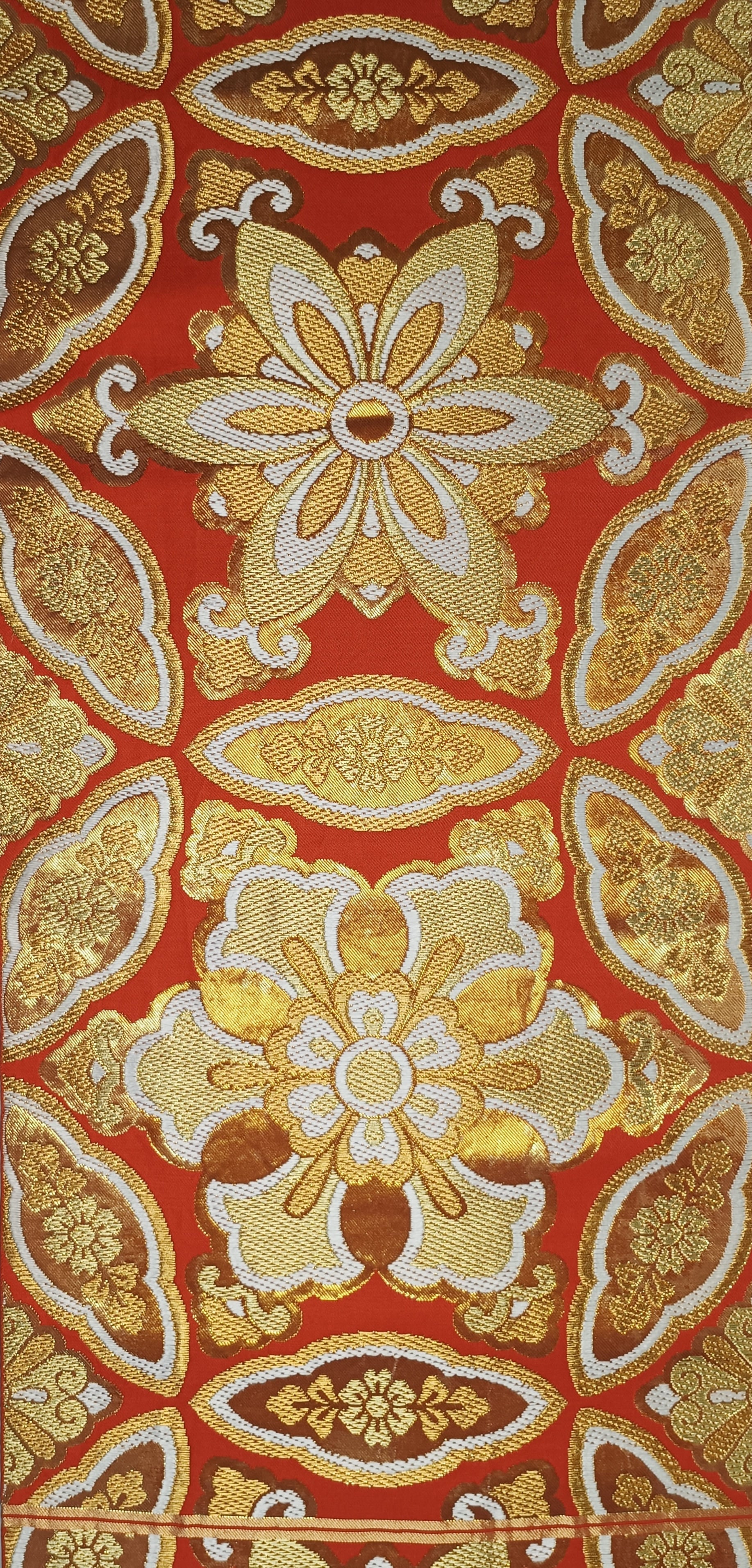Tissu japonais vintage (obi). import japon transformation en France. Élégance, symboles japonais et upcycling textile.
