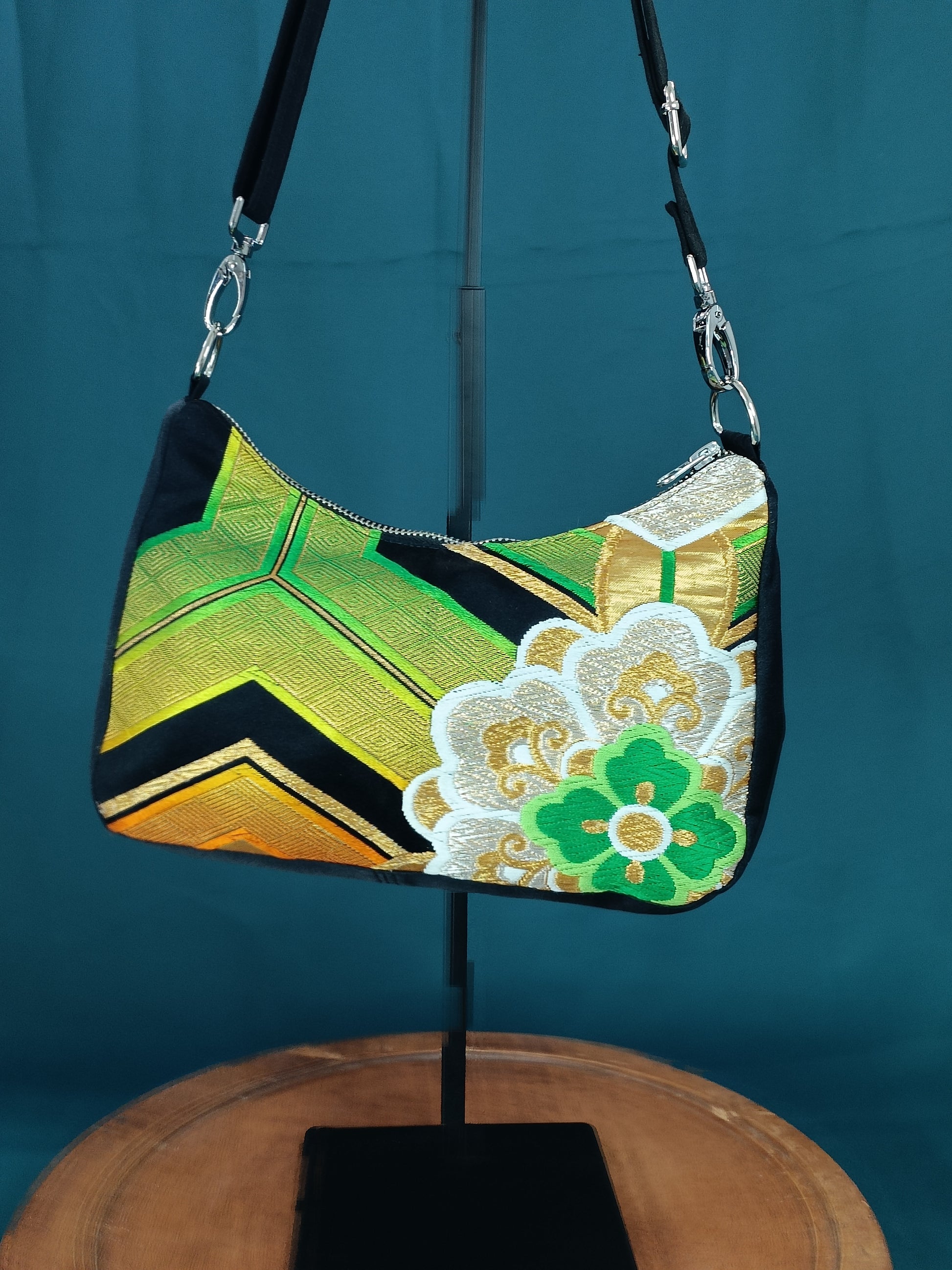 Sac baguette unique en tissu japonais vintage (obi). Fait main en France. Élégance, symboles japonais et upcycling textile.