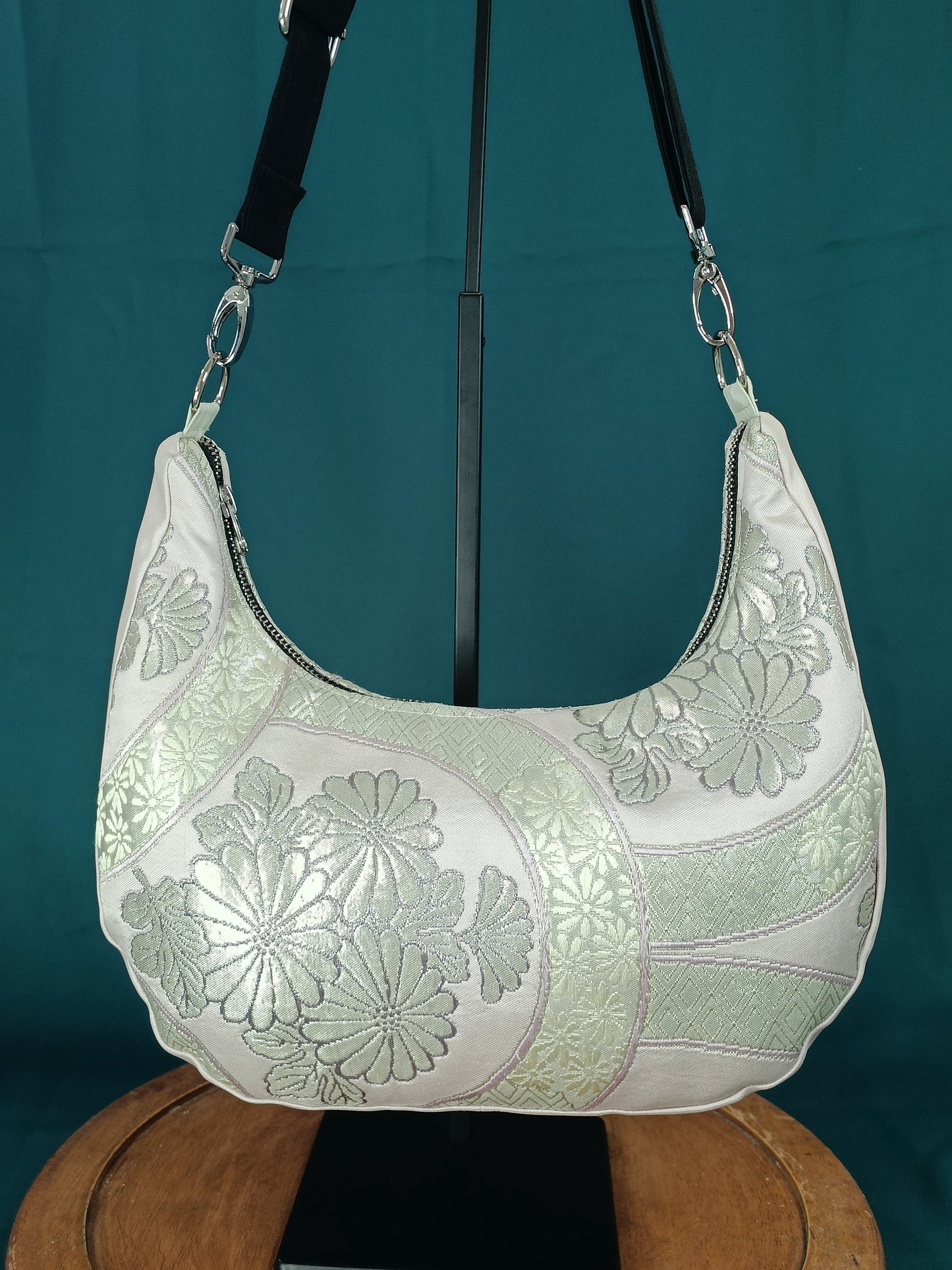 Sac besace unique en tissu japonais vintage (obi). Fait main en France. Élégance, symboles japonais et upcycling textile.