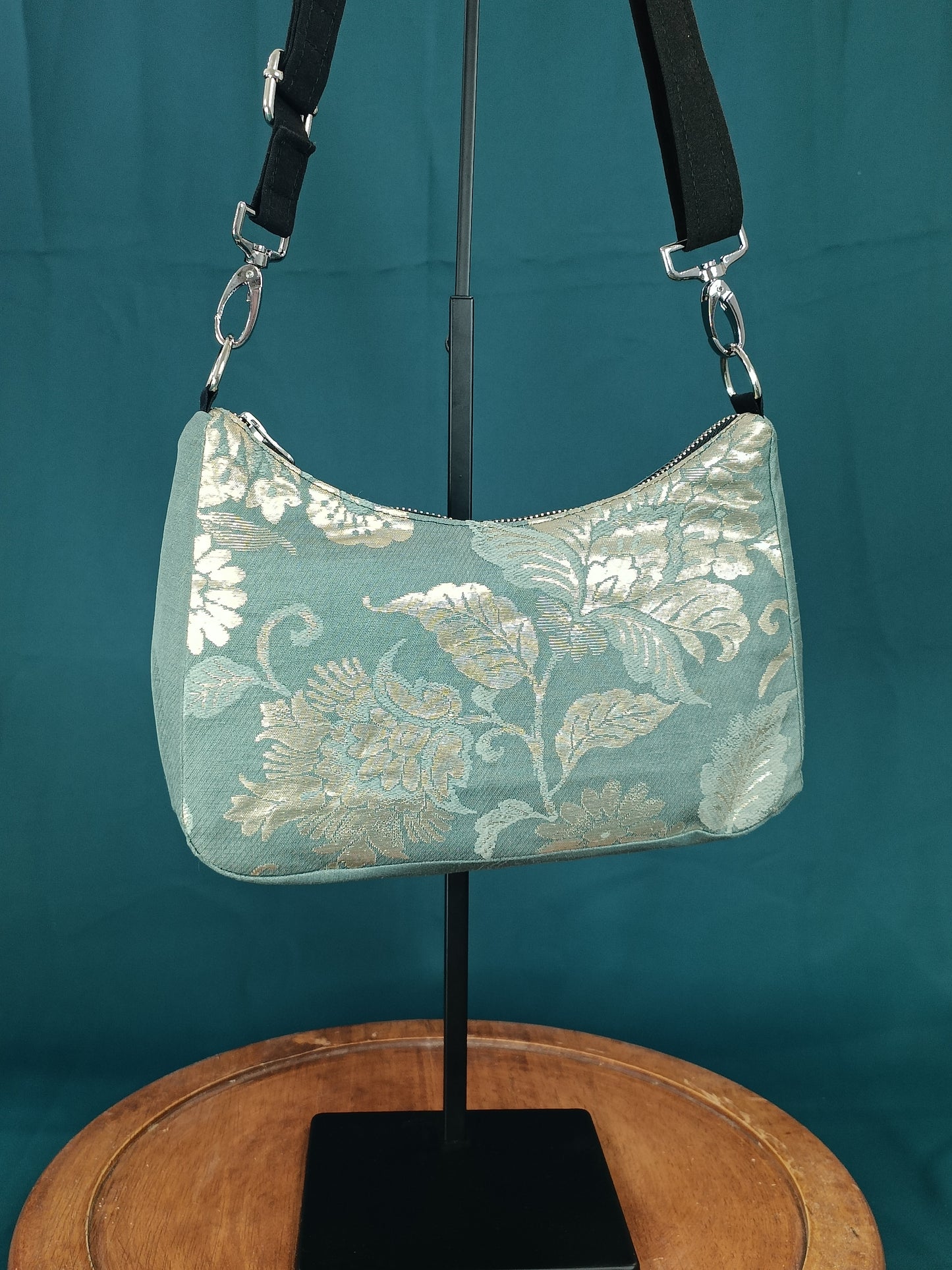 Sac baguette unique en tissu japonais vintage (obi). Fait main en France. Élégance, symboles japonais et upcycling textile.
