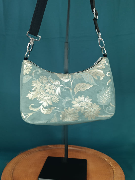 Sac baguette unique en tissu japonais vintage (obi). Fait main en France. Élégance, symboles japonais et upcycling textile.
