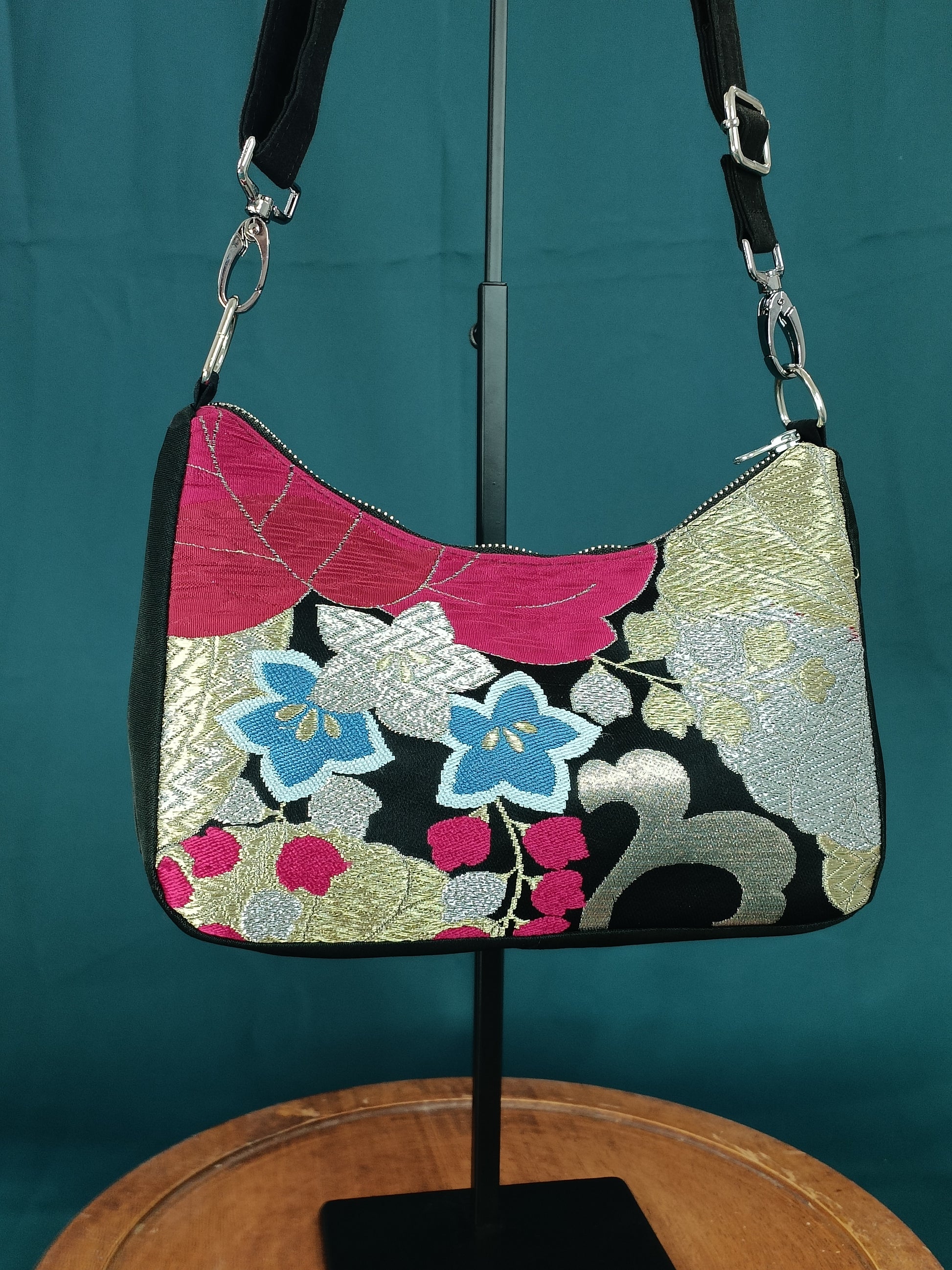 Sac baguette unique en tissu japonais vintage (obi). Fait main en France. Élégance, symboles japonais et upcycling textile.