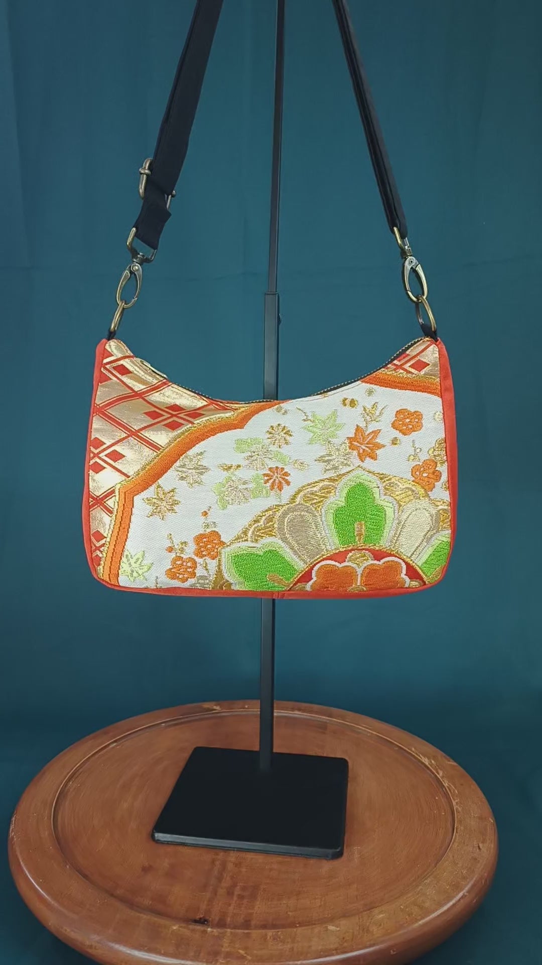 Sac baguette unique en tissu japonais vintage (obi). Fait main en France. Élégance, symboles japonais et upcycling textile.