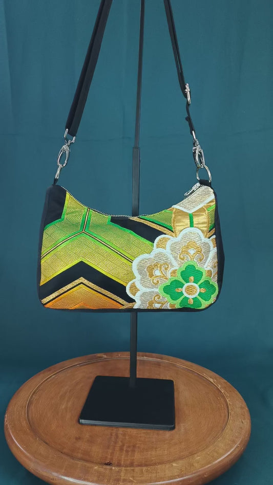 Sac baguette unique en tissu japonais vintage (obi). Fait main en France. Élégance, symboles japonais et upcycling textile.